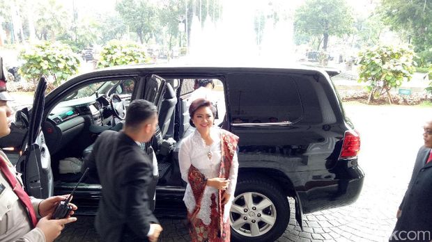 Happy Farida Djarot saat tiba di Balai Kota / 