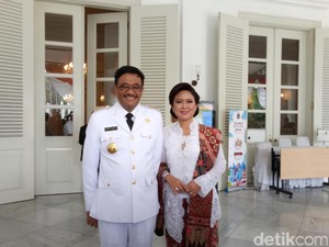 Happy Djarot Cantik Berkebaya Putih saat Pelantikan Gubernur DKI