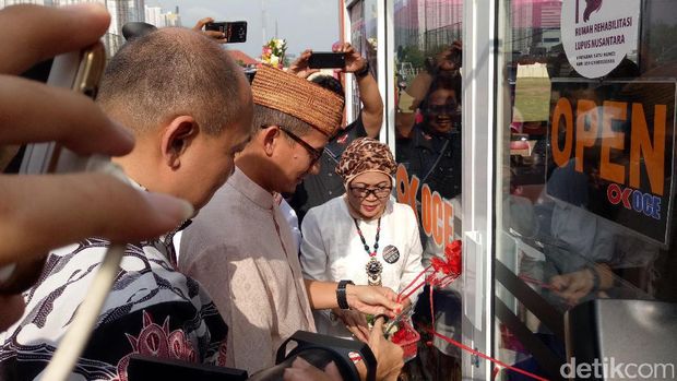 Sandiaga Uno buka OK OCE Mart kedua di Muara Angke. 