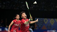 Di awal gim pertama Greysia/Apriani bsia menguasai pertandingan tapi justru kehilangan poin saat akhir. 
