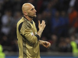 Dikenal sebagai kiper utama AC Milan, Christian Abbiati sempat dipinjamkan ke Juventus pada musim 2005/2006. Ia hanya bermain 19 kali, sebelum kembali ke Milan dan dipinjamkan lagi ke Torino dan Atletico Madrid. Sejak 2008, ia menjadi kiper utama Milan sampai pensiun pada 2016. (Foto: Getty Images/Marco Luzzani)