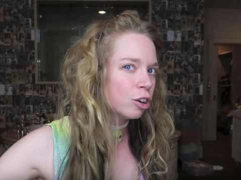 Wanita Ini Gulung Rambut Pakai Fidget Spinner, Seperti Apa Hasilnya?