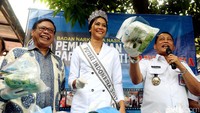 Kepala BNN Komjen Pol Budi Waseso (kanan) bersama Puteri Indonesia 2017, Bunga Jelitha Ibrani saat melakukan pemusnahan barang bukti narkoba di halaman Gedung BNN, Cawang, Jakarta, Kamis (15/06/2017).