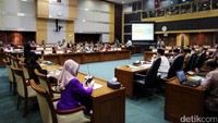 Pimpinan dan anggota Komisi VIII mendengarkan pemaparan mengenai anggaran program kerja Kemenag yang disampaikan Lukman Hakim Saifuddin.