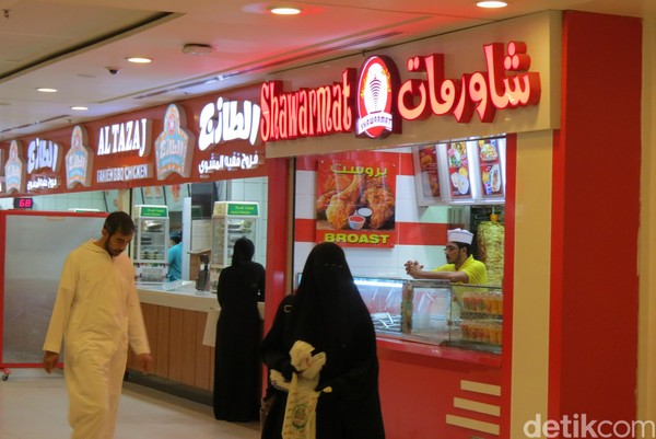 Yang lebih khas Arab Saudi ada Shawarmat, aneka daging dengan gulungan roti Arab. Harga standar makan di sini adalah SR 10-15 (Rp 35 ribu-53 ribu) (Fitraya/detikTravel)