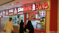 Yang lebih khas Arab Saudi ada Shawarmat, aneka daging dengan gulungan roti Arab. Harga standar makan di sini adalah SR 10-15 (Rp 35 ribu-53 ribu) (Fitraya/detikTravel)