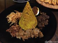 Papoea: Sedapnya Nasi Kuning Ikan Tuna Disantap dengan Pisang Sambal Roa