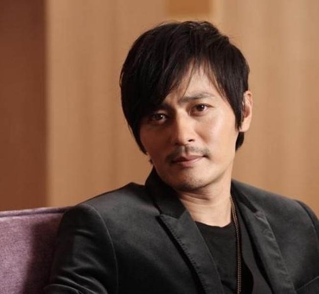 Pesona Jang Dong Gun juga tak pernah pudar meski ia telah menikah. Foto: Soompi