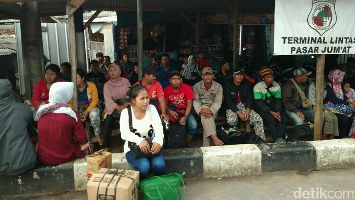 Foto: Pemudik di Lebak Bulus (Vino-detikcom) Foto: Pemudik di Lebak Bulus (Vino-detikcom)
