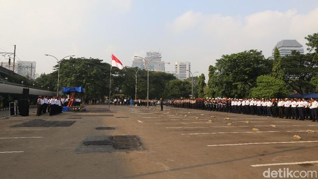  Direktur Utama PT KAI, Edi Sukmoro memimpin apel pengamanan mudik Lebaran 2017 di Stasiun Gambir, Jakarta Pusat.
