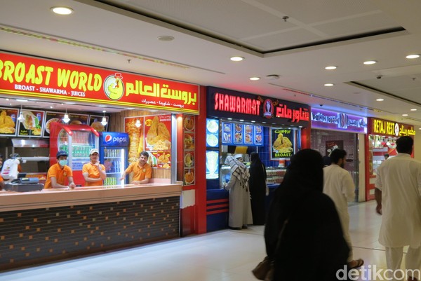 Ayam mirip Al Baik dijual saingannya Broast World dengan paket 4 ayam, kentang dan roti burger seharga SR 15 (Rp 53 ribu) (Fitraya/detikTravel) Ayam mirip Al Baik dijual saingannya Broast World dengan paket 4 ayam, kentang dan roti burger seharga SR 15 (Rp 53 ribu) (Fitraya/detikTravel)