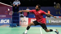 Prannoy Haseena Sunil Kumar berusaha mengembalikan shuttlecock.