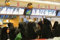 Antrean perempuan yang mau makan ayam Al Baik (Fitraya/detikTravel)