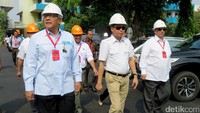 Dalam kunjungannya ini, Jonan juga didampingi oleh Dirjen Ketenagalistrikan Kementerian ESDM Andy N Sommeng, Direktur Keuangan PLN Sarwono Sudarto, Direktur Bisnis Regional Jawa Bagian Tengah PLN Nasri Sebayang, dan Direktur Bisnis Regional Sumatera PLN Amir Rosidin.