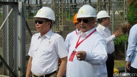 Menteri ESDM Ignasius Jonan didampingi Direktur Utama PLN Sofyan Basir pagi ini ke Pusat Pengatur Beban (P2B) Gandul, Jakarta Selatan, untuk mengecek kesiapan pasokan listrik menjelang Lebaran. P2B Gandul adalah pusat pengendalian beban kelistrikan di seluruh Sistem Jawa-Bali.