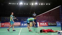 Apriani Rahayu tampak kecewa dengan kekalahan tersebut. 