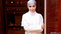 Inneke terlihat cantik menawan dengan busana berwarna putih. Pool/Palevi S/detikFoto.