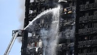 Korban tewas akibat kebakaran apartemen di London yang terjadi Rabu (14/6) terus bertambah menjadi 12 orang. Carl Court/Getty Images.