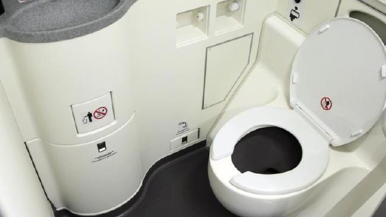 Ilustrasi toilet pesawat Ilustrasi toilet pesawat