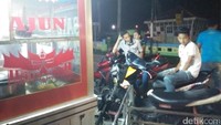 Teksturnya pun berbeda sedikit kenyal. Kamu bisa menikmati sate ini dengan ketupat atau nasi (Bonauli/detikTravel)