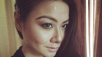 Cindy Cenora dulu ngehits sebagai penyanyi cilik dengan single yang ngehits pula Aku Cinta Rupiah dan Krismon. Foto: Instagram @cindycatalina