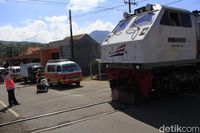 Perlintasan kereta api tanpa palang pintu.