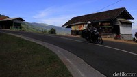 Selain itu jalur ini memiliki kontur tanah naik turun, berkelok dan memiliki beberapa tikungan tajam.