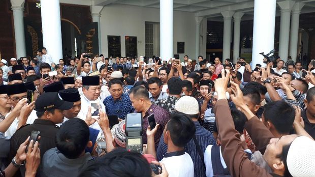 Pertama Kali ke Masjid Agung Surabaya, Agus Yudhoyono Kagum