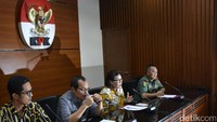 Komandan Polisi Militer TNI, Mayor Jenderal Dodik Wijanarko (kanan) bersama Wakil Ketua KPK Basaria Panjaitan (tengah) dan Saud Panjaitan melakukan jumpa pers terkait penetapan tersangka di gedung KPK, Jakarta, Jumat (16/6/2017).