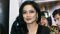 Gaya rambut bergelombangnya membuat penampilannya terlihat semakin menawan. Pool/Noel/detikFoto.