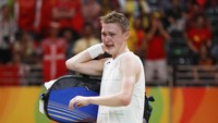 Unggulan ketiga tunggal putra Viktor Axelsen dari Denmark juga sudah harus angkat koper pada babak pertama Indonesia Open 2017. Pemain jangkung 23 tahun itu dikalahkan kompatriotnya, Emil Holst dengan skor 12-21, 21-12, 17-21. Foto: Sean M. Haffey/Getty Images (saat Axelsen tampil di Olimpaide 2016 Rio de Janeiro)