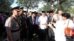 Djarot Tabur Bunga di Makam Pahlawan
