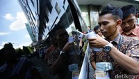 Mobil penukaran uang keliling itu menyediakan uang pecahan Rp 2 ribu, Rp 5 ribu, Rp 10 ribu, dan Rp 20 ribu.