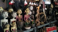 Sepasang patung pengantin Jawa juga banyak dijual di Pasar Triwindu. Buat dijadikan pajangan di rumah sepertinya asyik juga (Wahyu/detikTravel) Sepasang patung pengantin Jawa juga banyak dijual di Pasar Triwindu. Buat dijadikan pajangan di rumah sepertinya asyik juga (Wahyu/detikTravel)