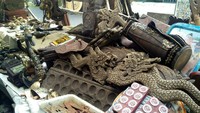 Di bagian luar pasar, ada yang menjual kusen-kusen antik yang sudah diukir dengan indah. Ada yang diukir bentuk naga, ada juga papan permainan dakon, dan benda-benda unik lainnya (Wahyu/detikTravel) Di bagian luar pasar, ada yang menjual kusen-kusen antik yang sudah diukir dengan indah. Ada yang diukir bentuk naga, ada juga papan permainan dakon, dan benda-benda unik lainnya (Wahyu/detikTravel)
