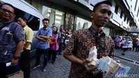 Uang pecahan tersebut akan digunakan untuk berbagi dengan sanak-saudara saat Hari Raya Idul Fitri nanti.