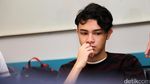 Shawn Adrian Bengong Mikirin Apa Ya?