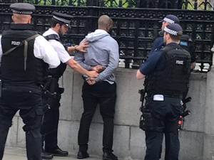 Polisi Inggris Tangkap Pria Berpisau di Dekat Gedung Parlemen