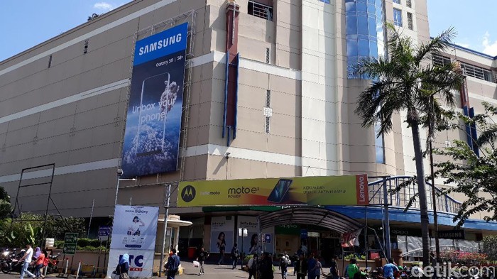 Penjualan HP di ITC Roxy Mas jelang Lebaran