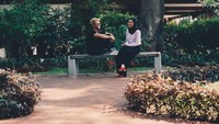 Tampak Herfiza dan Ricky Harun sedang duduk di sebuah bangku taman. dan terlihat mengenakan hijab berwarna hitam, tersenyum lepas berhadapan dengan Ricky. Dok. Instagram/herfiza