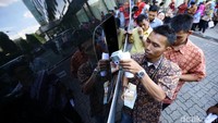 Warga mengantre untuk menukarkan uang receh di mobil penukaran uang keliling di sekitar gedung Kementerian Kelautan dan Perikanan, Jakarta, Jumat (16/6/2017).