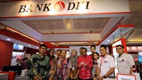 Ia menunjungi booth BUMD, Bank DKI dalam rangka mendukung terwujudnya cashless society di Jakarta. Foto: dok. Pemprov DKI