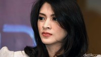 Wajah serius Donita saat menyimak pembicaraan rekannya. Pool/Noel/detikFoto.