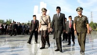 Djarot meninggalkan TMP Kalibata usai melakukan ziarah ke makam pahlawan.