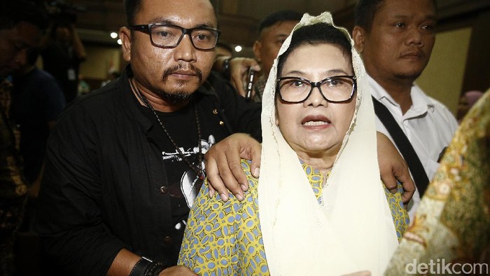Eks Menkes Siti Fadilah Divonis 4 Tahun Penjara 

Eks Menteri Kesehatan (Menkes) Siti Fadilah menjalani sidang pembacaan putusan di Pengadilan Tipikor, Jakarta, Jumat (16/6/2017). Hakim memutuskan Siti terbukti bersalah melakukan tindak pidana korupsi dalam pengadaan alat kesehatan tahun 2005 dan menerima duit gratifikasi.
Siti divonis 4 tahun penjara, denda Rp 200 juta, subsider 2 bulan kurungan. Agung Pambudhy/Detikcom.