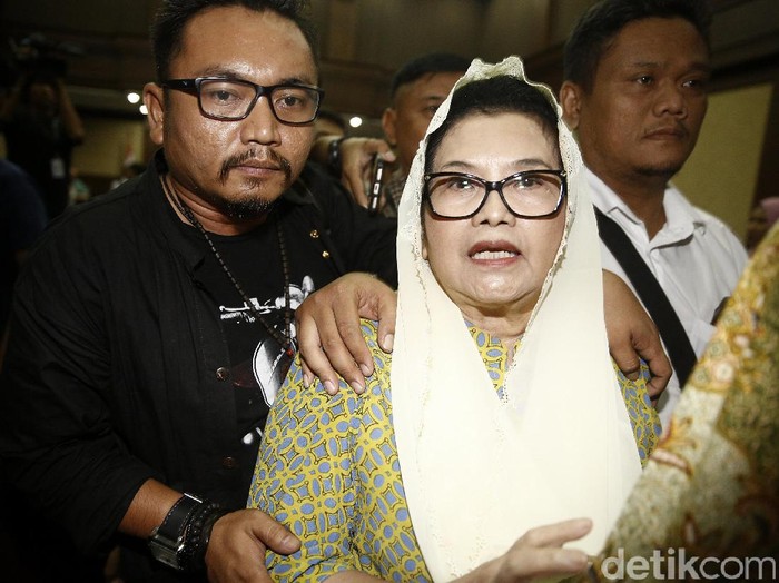 Eks Menkes Siti Fadilah Divonis 4 Tahun Penjara 

Eks Menteri Kesehatan (Menkes) Siti Fadilah menjalani sidang pembacaan putusan di Pengadilan Tipikor, Jakarta, Jumat (16/6/2017). Hakim memutuskan Siti terbukti bersalah melakukan tindak pidana korupsi dalam pengadaan alat kesehatan tahun 2005 dan menerima duit gratifikasi.
Siti divonis 4 tahun penjara, denda Rp 200 juta, subsider 2 bulan kurungan. Agung Pambudhy/Detikcom.