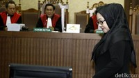 Mantan Gubernur Banten Ratu Atut Chosiyah memasuki ruang sidang Pengadikan Tipikor, Jakarta, Jumat (16/6/2017).