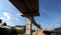 Kedua jalur layang untuk rel LRT lintas Cawang-Cibubur sudah sebagian terpasang.
