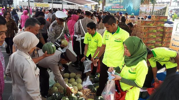 PIOS menyediakan sayur dan buah di bazar Ramadan kali ini
