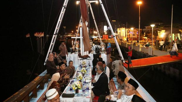 Duta Besar Inggris untuk Indonesia Moazzam Malik ikut berbuka puasa bersama di Pantai Losari, Makassar, Jumat (16/6/2017)